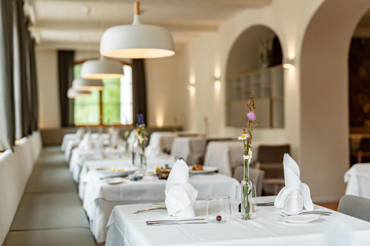 Zum Hirschen Boutique Hotel Val Di Non أونسيري لِييبي فراوْ إيم المظهر الخارجي الصورة
