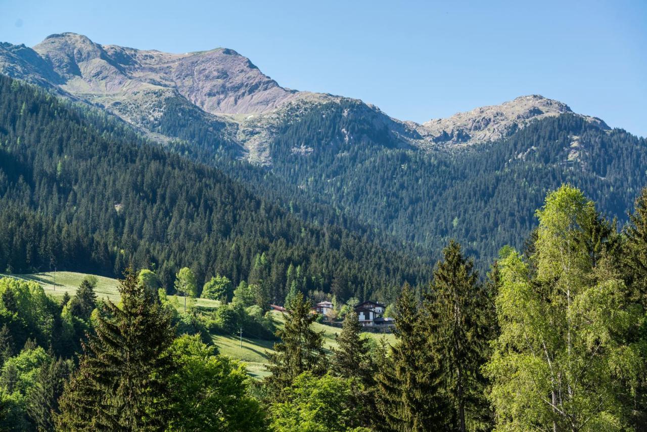Zum Hirschen Boutique Hotel Val Di Non أونسيري لِييبي فراوْ إيم المظهر الخارجي الصورة