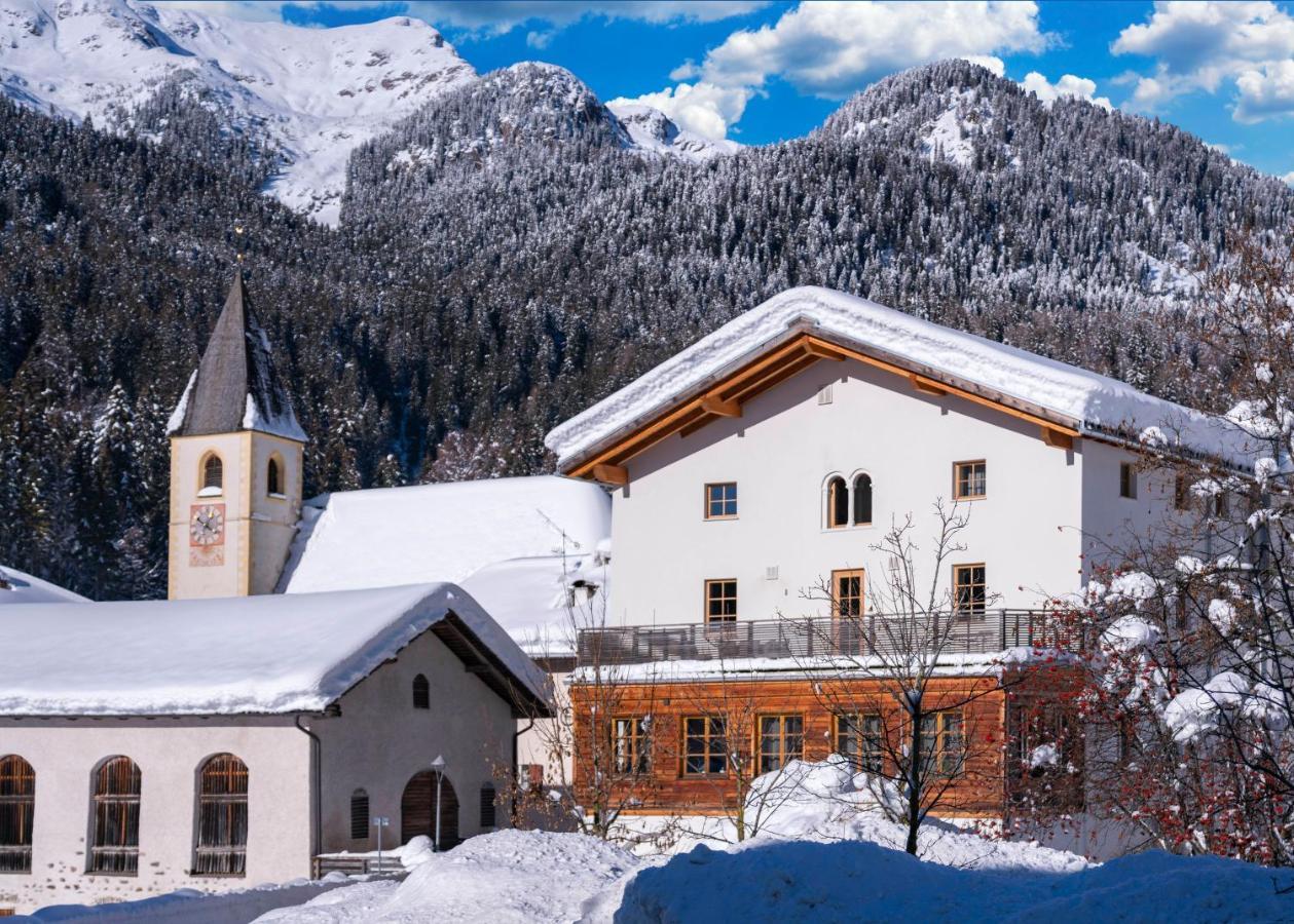 Zum Hirschen Boutique Hotel Val Di Non أونسيري لِييبي فراوْ إيم المظهر الخارجي الصورة