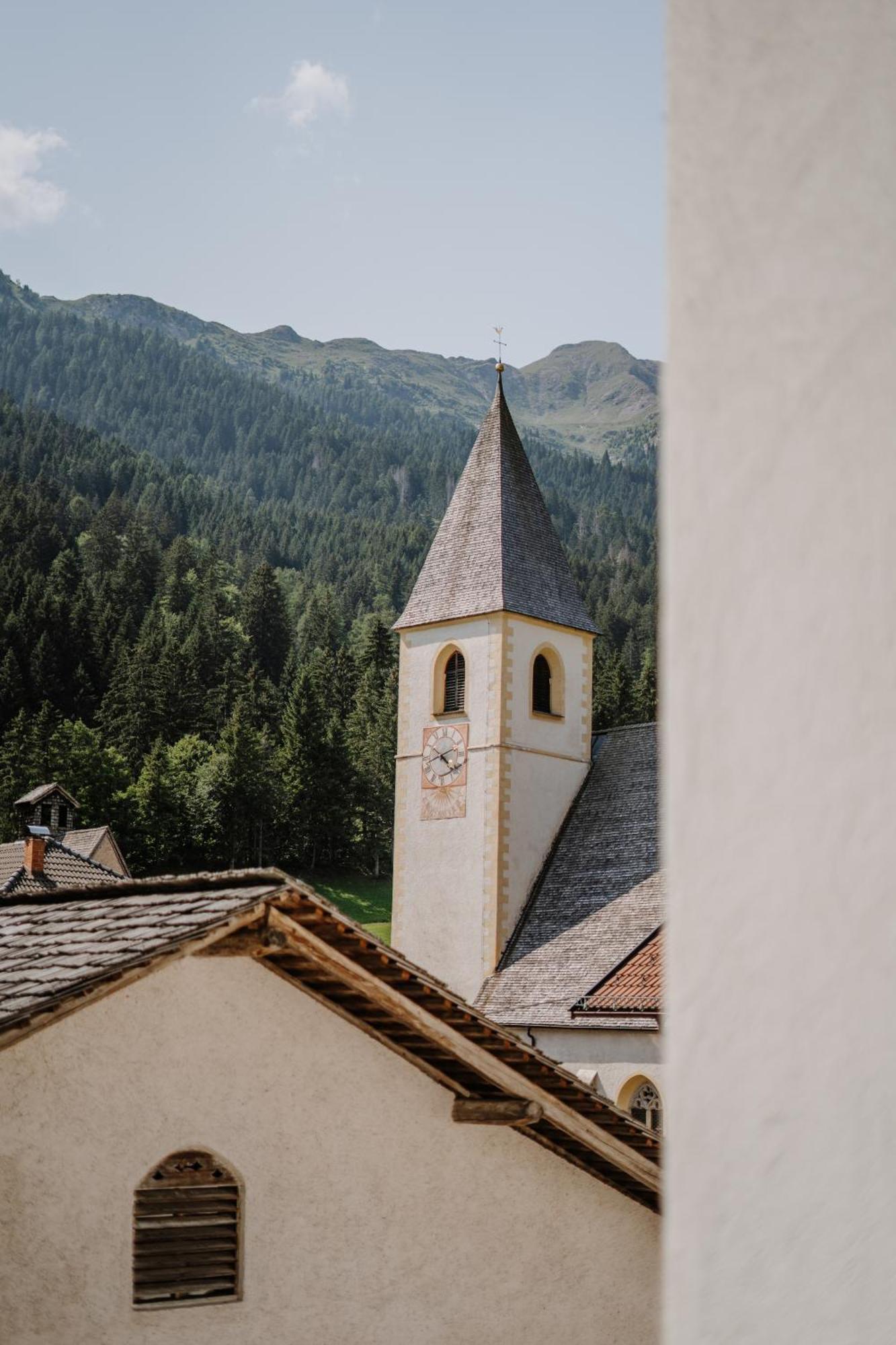 Zum Hirschen Boutique Hotel Val Di Non أونسيري لِييبي فراوْ إيم المظهر الخارجي الصورة
