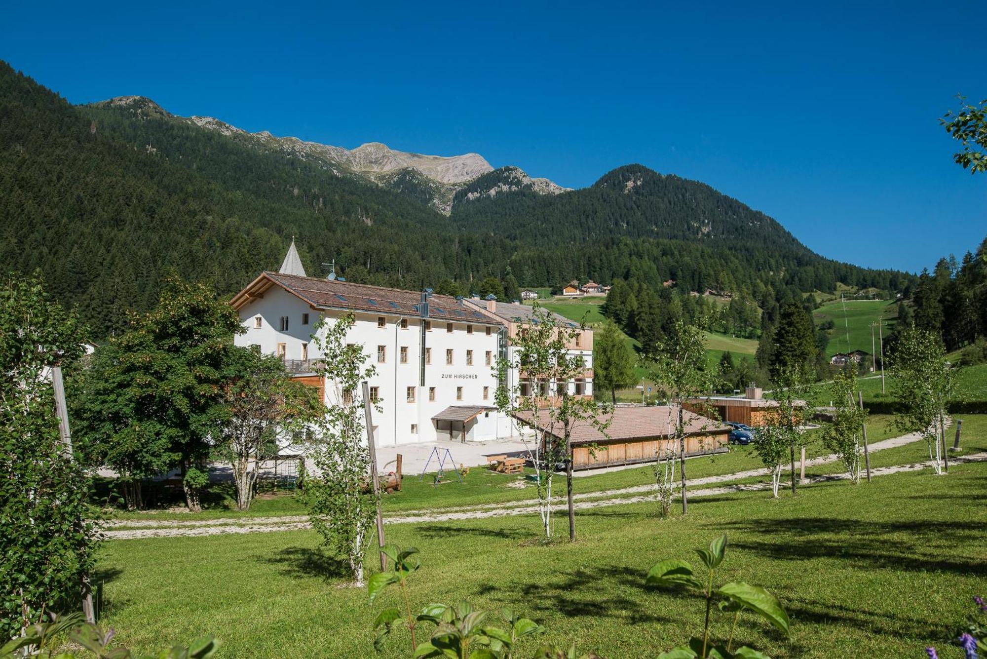 Zum Hirschen Boutique Hotel Val Di Non أونسيري لِييبي فراوْ إيم المظهر الخارجي الصورة