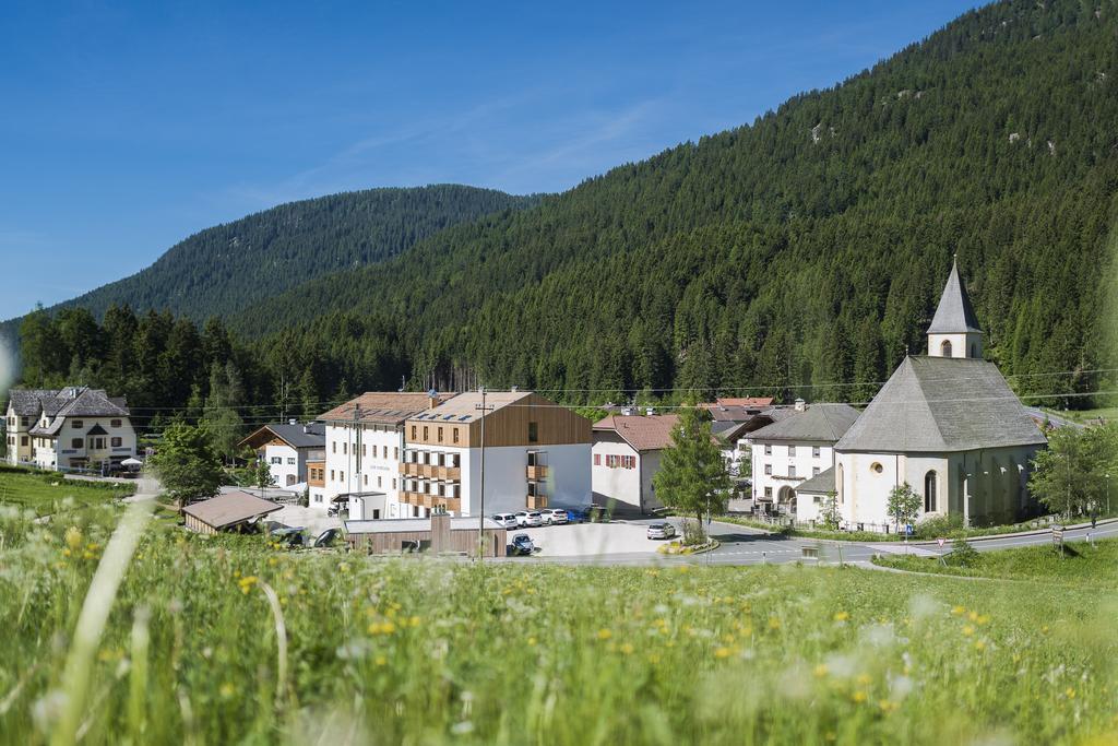 Zum Hirschen Boutique Hotel Val Di Non أونسيري لِييبي فراوْ إيم المظهر الخارجي الصورة